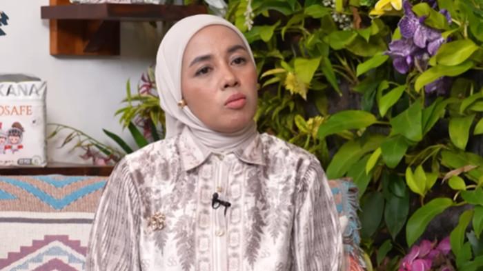 MINTA SUAMI DIPECAT - Tangkap layar YouTube CURHAT BANG Denny Sumargo, Minggu (26/10/2025). Melda Safitri mengaku pernah mendatangi kantor suaminya usai dicerai dan minta suami dipecat dari PPPK.