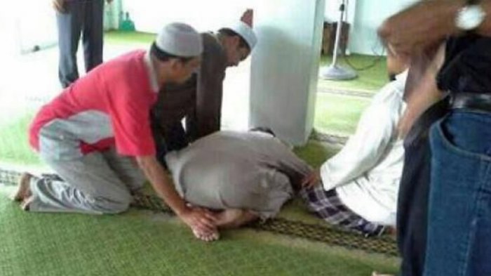 Pria Ini Ditemukan Meninggal Dalam Posisi Sujud di Depan Masjid