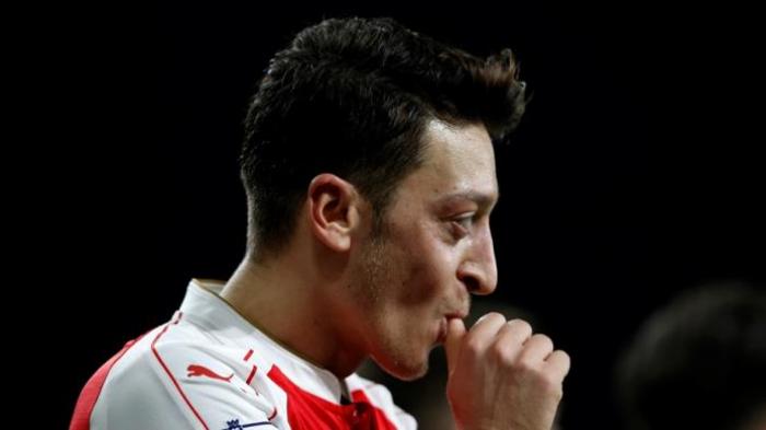 Mesut Ozil Tepis Rumor Kembali ke Real Madrid Meski Dirinya Hormat Pada Zidane