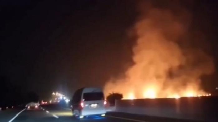 KEBAKARAN - Media sosial TikTok dan Instagram dihebohkan oleh beredarnya video benda bercahaya yang disebut-sebut sebagai meteor jatuh di dekat ruas Tol Ciperna, Cirebon, Jawa Barat, Minggu (5/10/2025) malam.