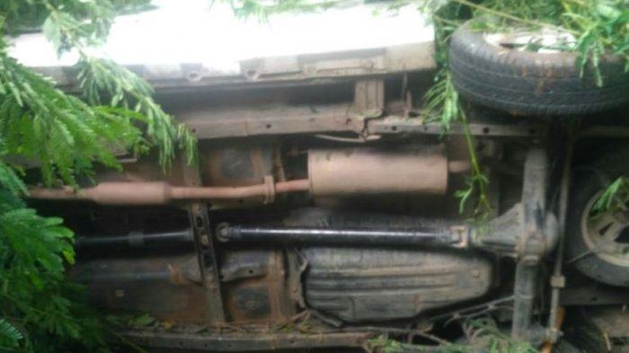 Mobil Avanza Kades Lubuk Sepang Masuk Jurang Sedalam 5 Meter di Muara Payang Lahat