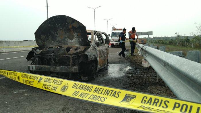 Ade Kaget Saat Buka Kap Mobil Tiba-tiba Meledak, Mobil Ludes Terbakar Dekat Pintu Tol Palindra