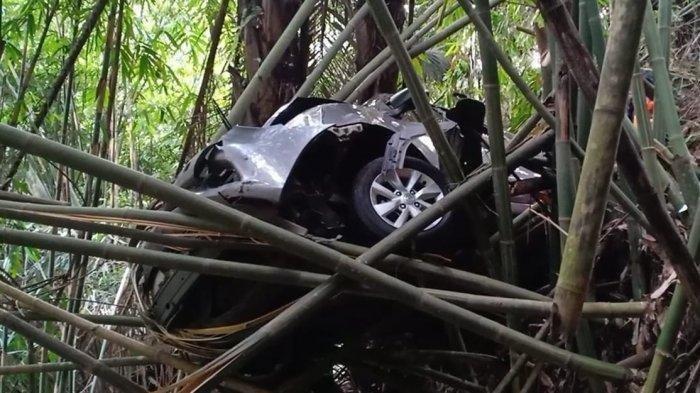 Pengemudi Fokus Lihat Google Map, Mobil Nissan Livina Terjun Bebas ke Jurang di Lembang