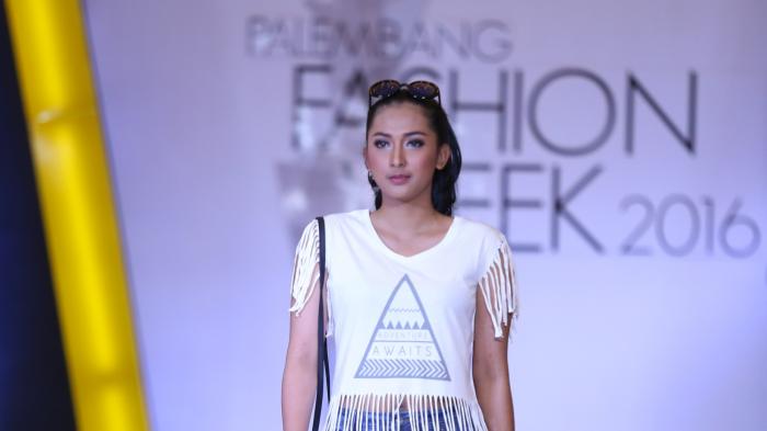 Jins Sobek Juga Ditampilkan dalam Fashion Week 2016