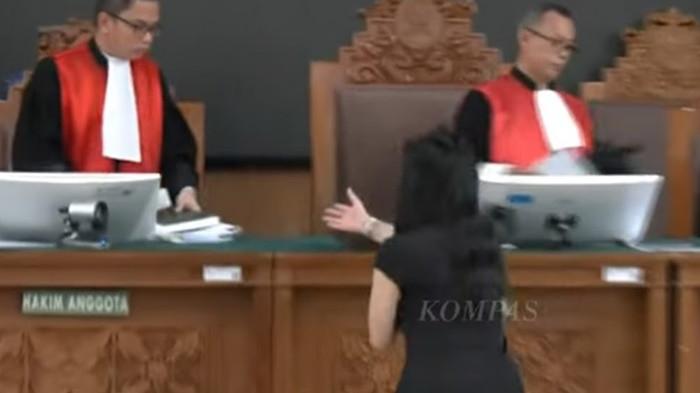 Momen Detik-detik Hakim Tolak Bersalaman Dengan Nikita Mirzani Usai Sidang Vonis 4 Tahun Penjara