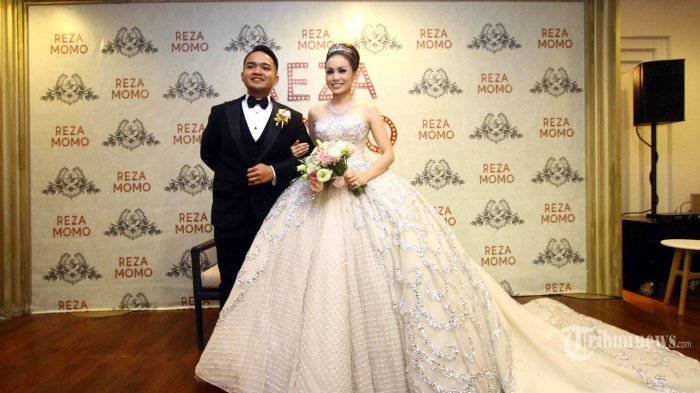 Hamil Besar,  Intip Foto-foto Maternity Photoshoot Mewah ala Momo Geisha
