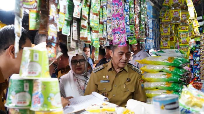Pastikan Komoditas Beras dan Minyak Goreng Aman, Ratu Dewa Tinjau Pasar KM 5