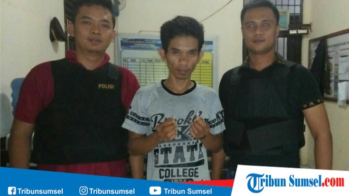 Sedang Nongkrong di Warung Sate Pria Ini Kaget Lihat Polisi dan Reflek Buang Ini