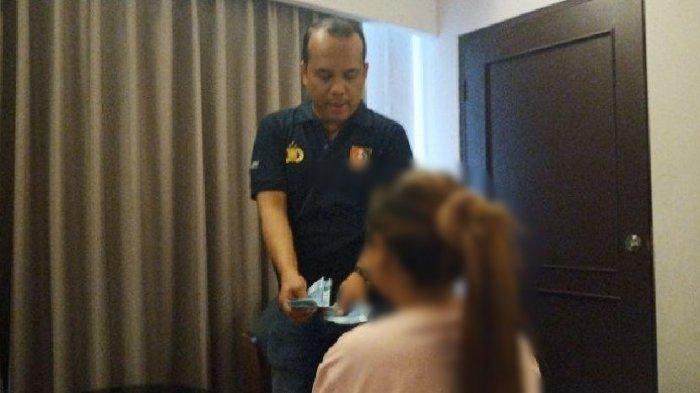 Wanita Tanpa Busana Sembunyi di Balik Pintu Saat Penggerebekan Prostitusi Online di Padang