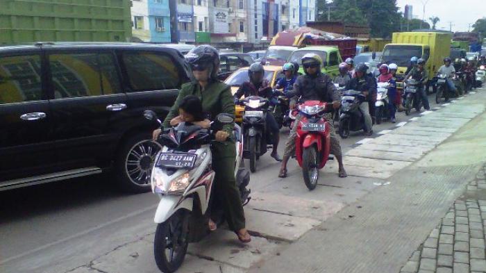 Pengendara Naik Trotoar Hindari Macet