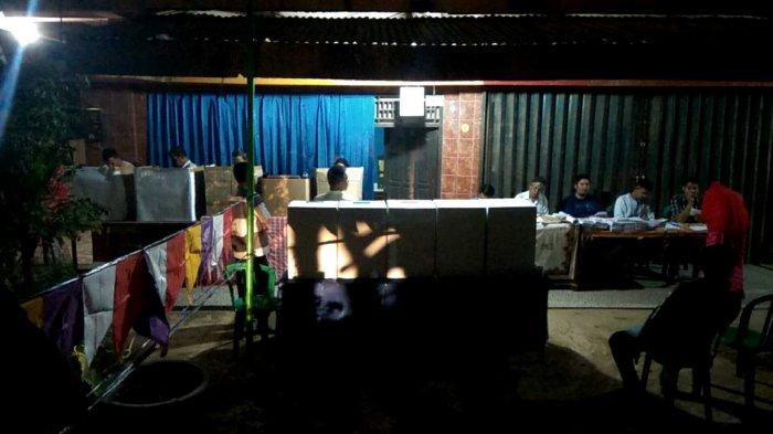 Warga Kenten Laut Nyoblos Tengah Malam, Ibu-ibu Datang Pakai Daster Sambil Menggerutu