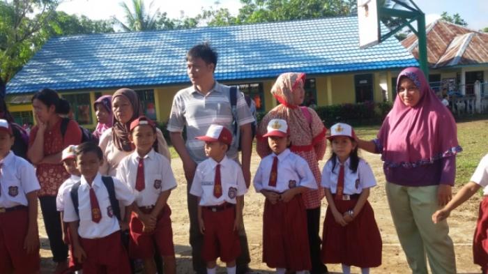 Takut Nangis, Orangtua Temani Sang Anak Sampai Pulang Sekolah