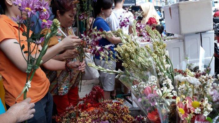 Imlek 2019, Satu Pedagang di Pasar 16 Ilir Palembang Bisa Jual 3.000 Rangkaian Bunga