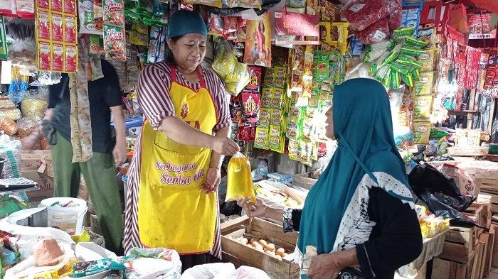 Cerita Ombai, Pedagang di Palembang Rugi Jual Minyak Goreng Curah Rp 11.500