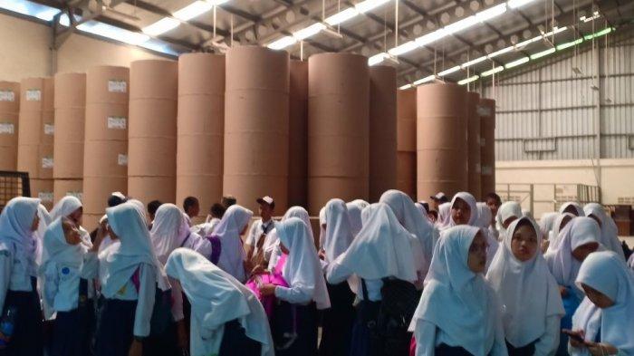 Siswa SMP Negeri 12 Palembang Study Tour ke Graha Tribun, Lihat dari Dekat Cara Cetak Koran