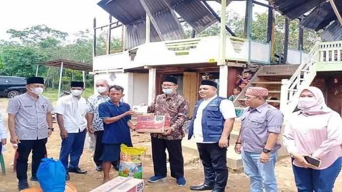 Pemkab OKI dan Baznas Santuni Korban Kebakaran di Desa Secondong