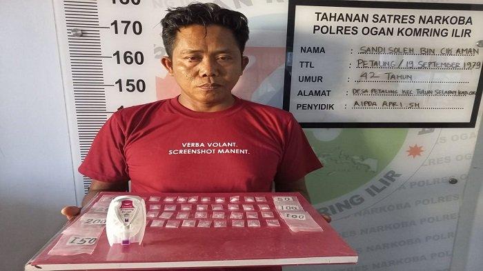 Sedang Duduk Diteras Rumah, Pengedar Narkoba di Tulung Selapan OKI Diringkus
