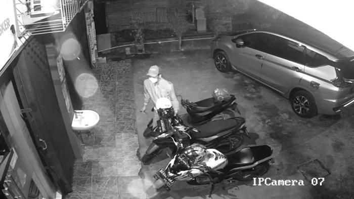 Pencurian Motor di Bukit Lama Palembang Terekam CCTV, Pelaku Naik Motor Trail