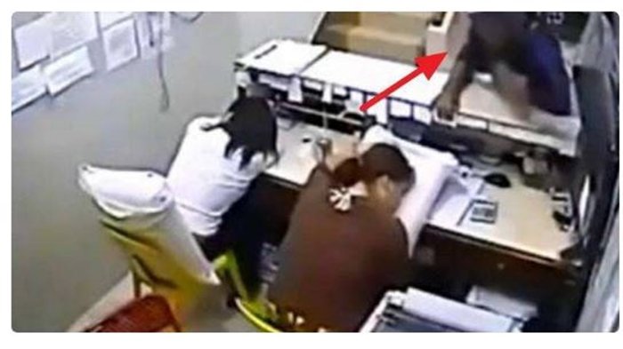 Dua Wanita Ini Tidur Terlalu Pulas, Kamera CCTV Merekam Pemandangan yang Mengerikan