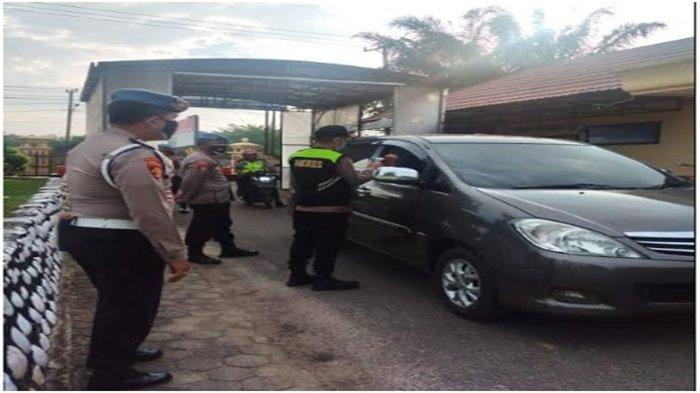 Urkes Polres Ogan Ilir Semprot Disinfektan dan Cek Suhu Tubuh Tamu