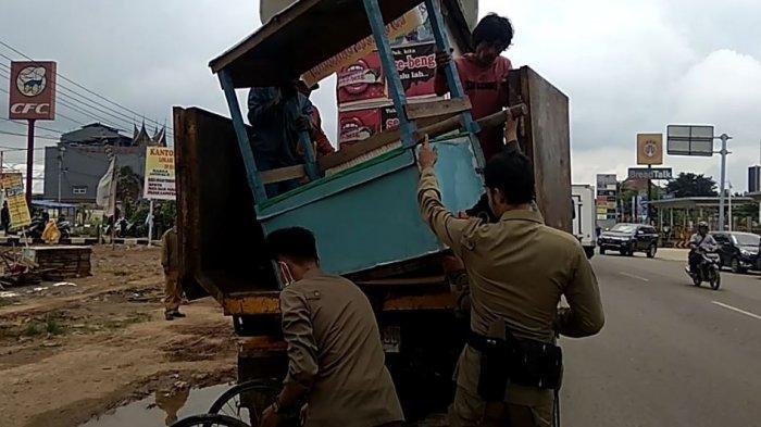 Pol PP Gusur Lapak PKL di Jakabaring, Imbauan Pindah Sejak 6 Bulan Lalu
