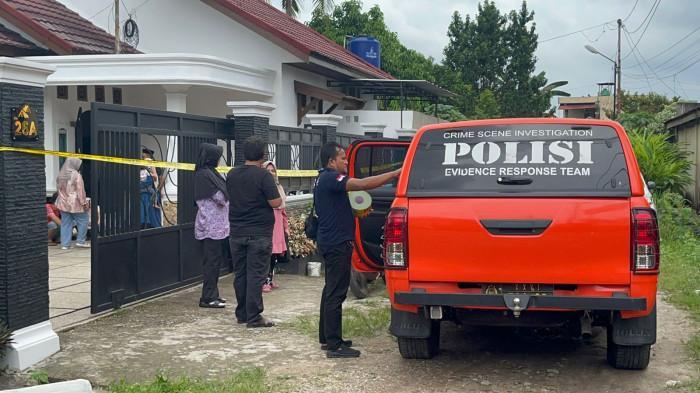PERAMPOKAN DI JAMBI - Polisi melakukan olah tempat kejadian perkara perampokan di Jambi pada Kamis (2/10/2025) pagi. Perampokan di Lorong Ahmad Hasyim, RT 22, Kelurahan Talang Bakung, Kecamatan Jambi Selatan, Kota Jambi, mengakibatkan hilangnya barang berharga dan mobil Pajero Sport putih milik korban.