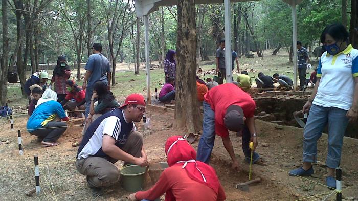 Peserta Field Archaeology Gali situs Siguntang