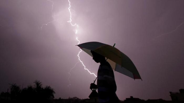 Berteduh Saat Hujan, Seorang Wanita Tewas Tersambar Petir Dihadapan Suami dan Anaknya