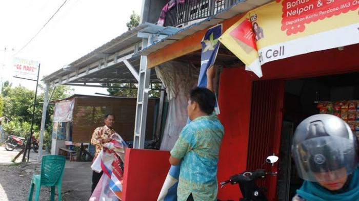 Tak Bayar Pajak Spanduk Ditertibkan