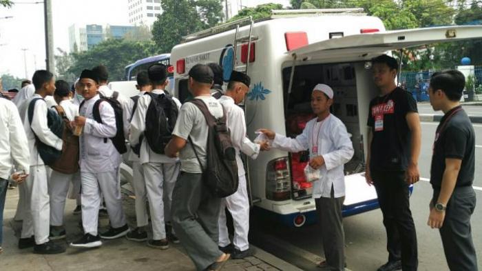 Menuju Istiqlal, Pendemo Bagikan Nasi Bungkus untuk Pengendara Motor