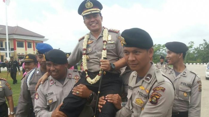 Leo Andi Dilepas dengan Upacara Pedang Pora dan Diantar Hingga Mobil