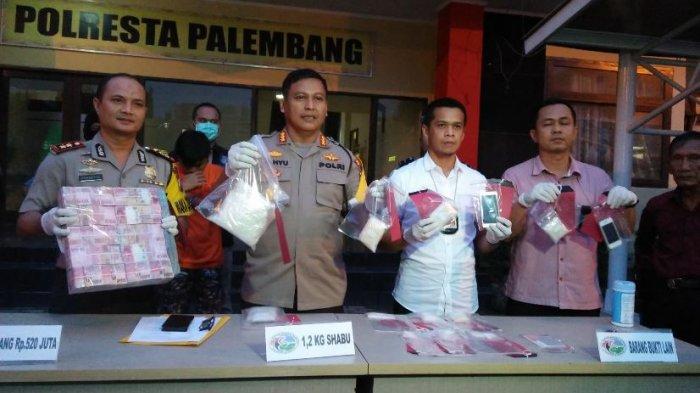 Polresta Palembang Bekuk Roni Kurir 1,2 Kg Sabu di 5 Ulu dan Temukan Uang Tunai Rp 520 Juta