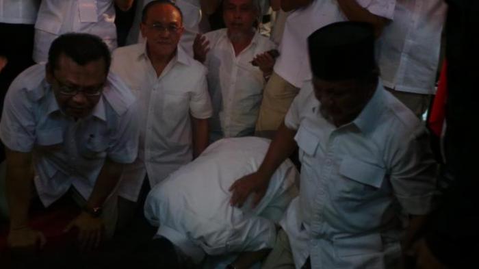 Prabowo Sujud Syukur di Lantai Karena Merasa Menang dalam Quick Count