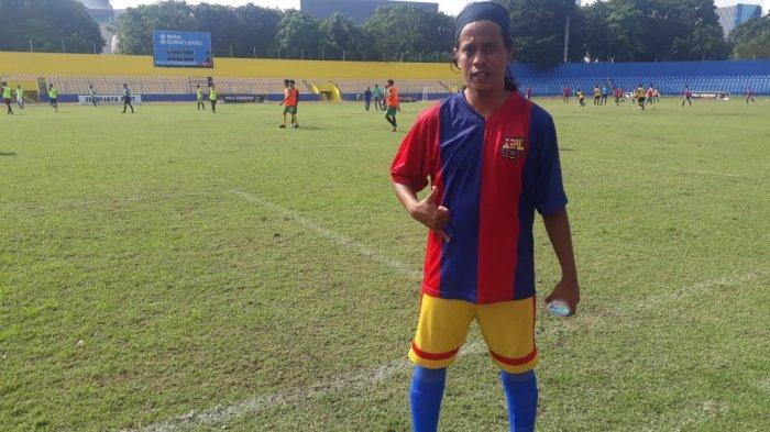 Pria Palembang Mirip Ronaldinho Ini Ikut Seleksi Sriwijaya FC, Bahkan Pakai Jersey Barcelona