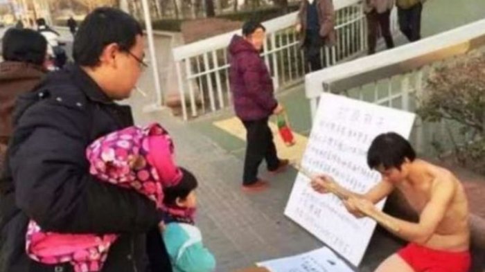 Pria Ini Rela Dipukuli Asal Menerima Uang, Alasannya Bikin Kamu Sayang Ayah