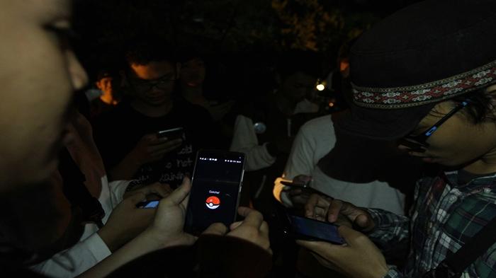 Keliling Cari Pokemon di Malam Hari