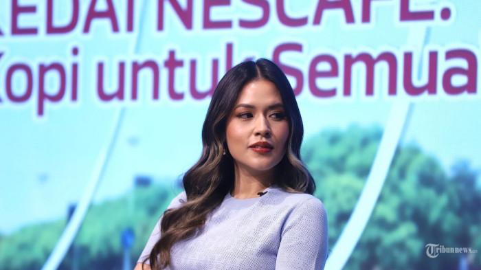 RAISA - Penyanyi sekaligus Brand Ambassador NESCAFE Indonesia Raisa Andriana berpose saat menghadiri peluncuran Kedai Nescafe di Sarinah, Jakarta Pusat, Kamis (14/8/2025). Respon Raisa ditawari Hotman Paris sebagai asisten pribadi (aspri).