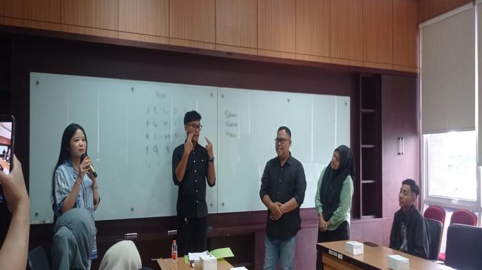BAHASA ISYARAT - Duta Literasi Sumsel yang juga anggota DPD RI SUMSEL memberikan sambutan dan menyemangati peserta kelas bahasa isyarat yang diiniasinya agar bisa mengikuti pembelajaran dengan baik.