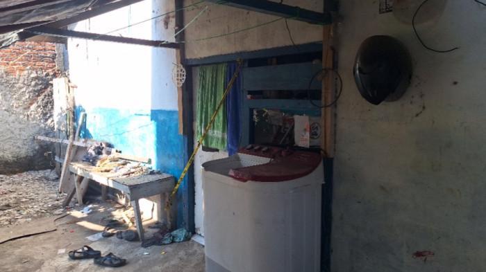 PEMBUNUHAN DI CILINCING - Rumah kontrakan tempat VI (12) ditemukan tewas di Jalan Kp Sepatan, Kecamatan Cilincing, Jakarta Utara sudah diberi garis polisi, Selasa (14/10/2025).