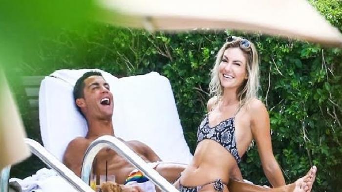 Cristiano Ronaldo Beri Pelukan Mesra untuk Model Seksi di Tepi Kolam Renang