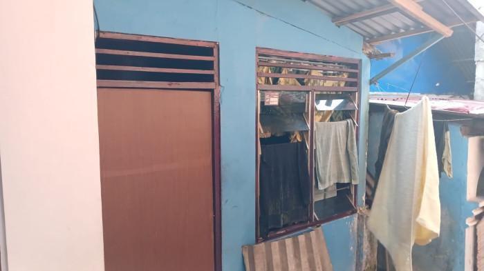 RUMAH HACKER BJORKA - Tempat tinggal Wahyu Taha yang diduga Bjorka di Komo Dalam, Lingkungan 5 Kelurahan Lawangirung, Kecamatan Wenang, Kota Manado, Sulawesi Utara, Jumat (3/10/2025). Keluarga Wahyu masih tinggal di sana.