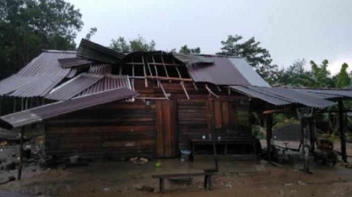 Angin Puting Beliung Rusak 12 Rumah di Sungai Menang OKI, Atap Terangkat Terbawa Angin