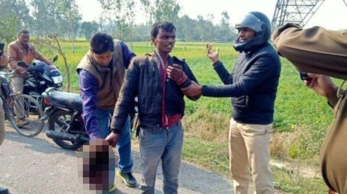 Saat Dihampiri Pria Ini Malah Nyanyikan Lagu, Ternyata Ia Berjalan Sambil Bawa Kepala Istri