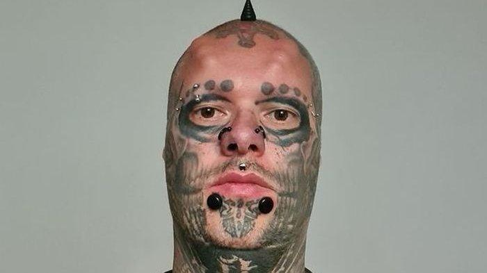 Bikin Kepalanya Mirip Tengkorak, Pria Ini Nekat Cabut Kupingnya dan Disimpan di Dalam Toples