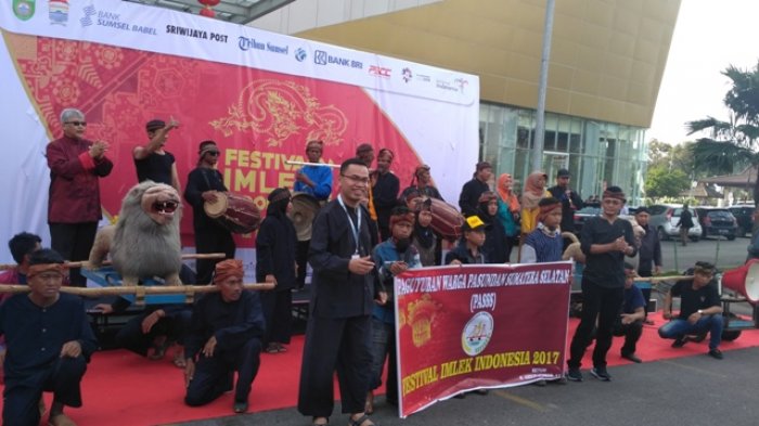 Booth Festival Imlek Jadi Ajang Narsis Peserta Pawai