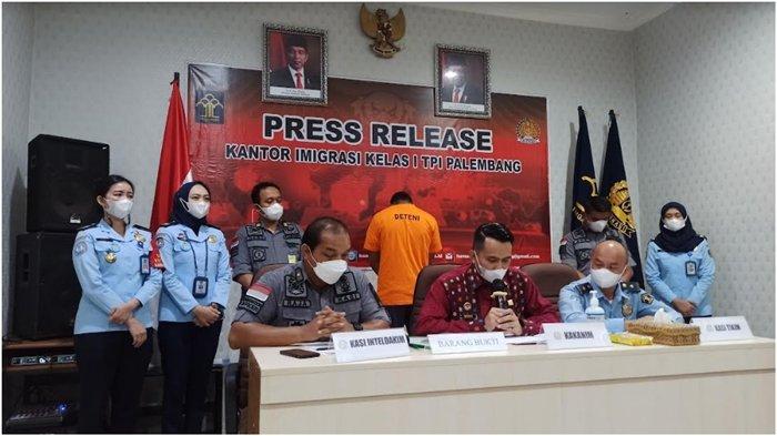 Imigrasi Palembang Deportasi Satu WNA Asal Sudan, Izin Tinggal Kunjungan Dipakai Mengajar