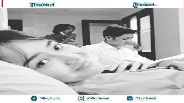 Heboh Foto Amanda Manopo Rehat Syuting di Ranjang Ditemani Arya Saloka dan Kru Sinetron Ikatan Cinta