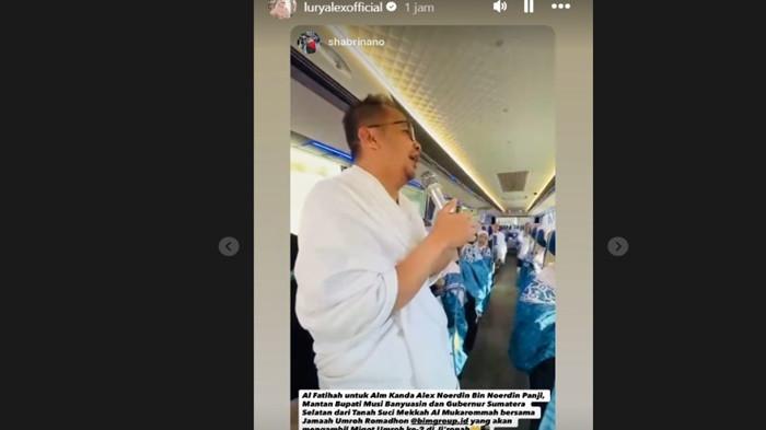 sejumlah jemaah umrah memanjatkan doa dan mengirimkan Al-Fatihah u