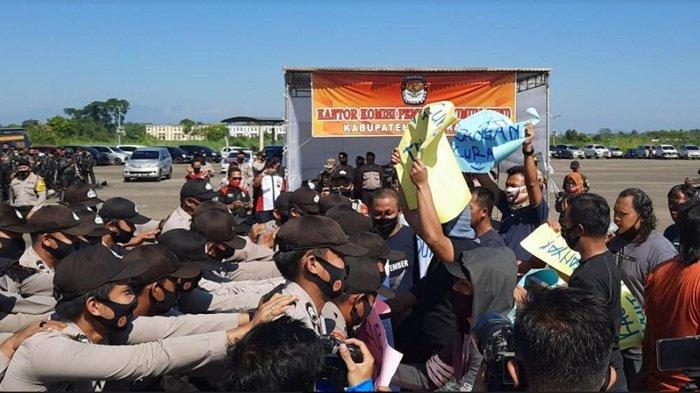 Kantor KPU Musirawas Dikepung Massa, Polisi Kerahkan Water Cannon dan Pasang Kawat Berduri