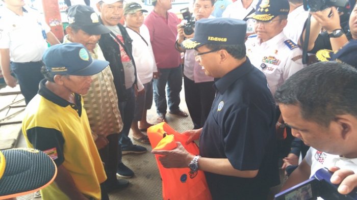 Rawan kecelakaan, Menhub Berikan Bantuan 100 Life Jacket ke Pengemudi Jukung